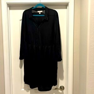 Woman within 1 x black tunic top